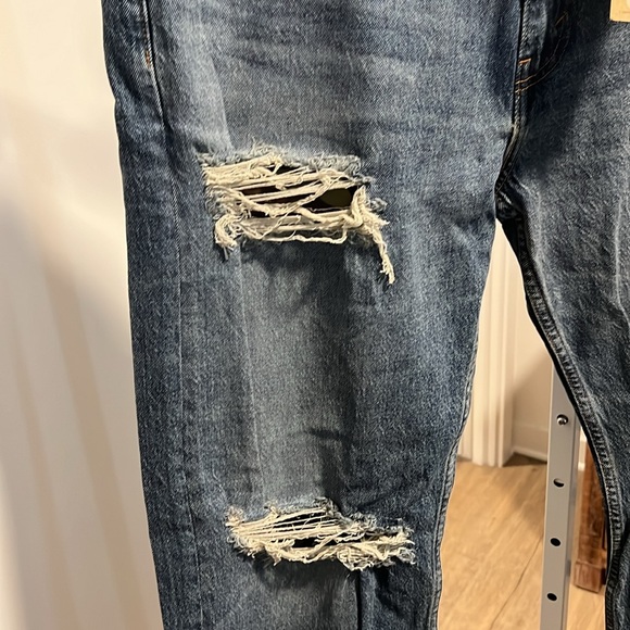 New Distressed Levi’s. - Picture 4 of 6